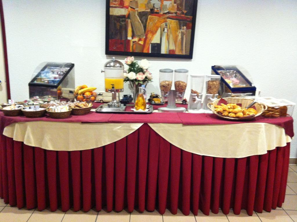 Comfort Hotel Poissy Technoparc Екстериор снимка