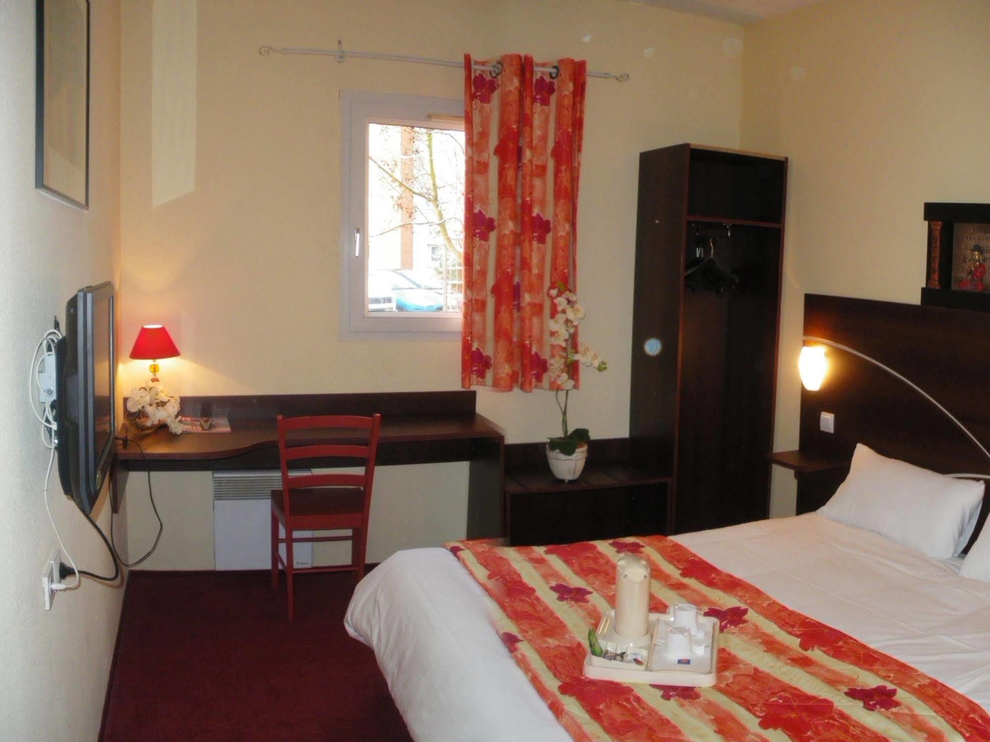 Comfort Hotel Poissy Technoparc Екстериор снимка